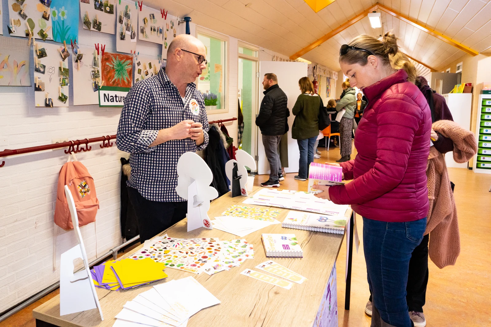 Een gesprek bij de tafel met Floreersafari-materialen