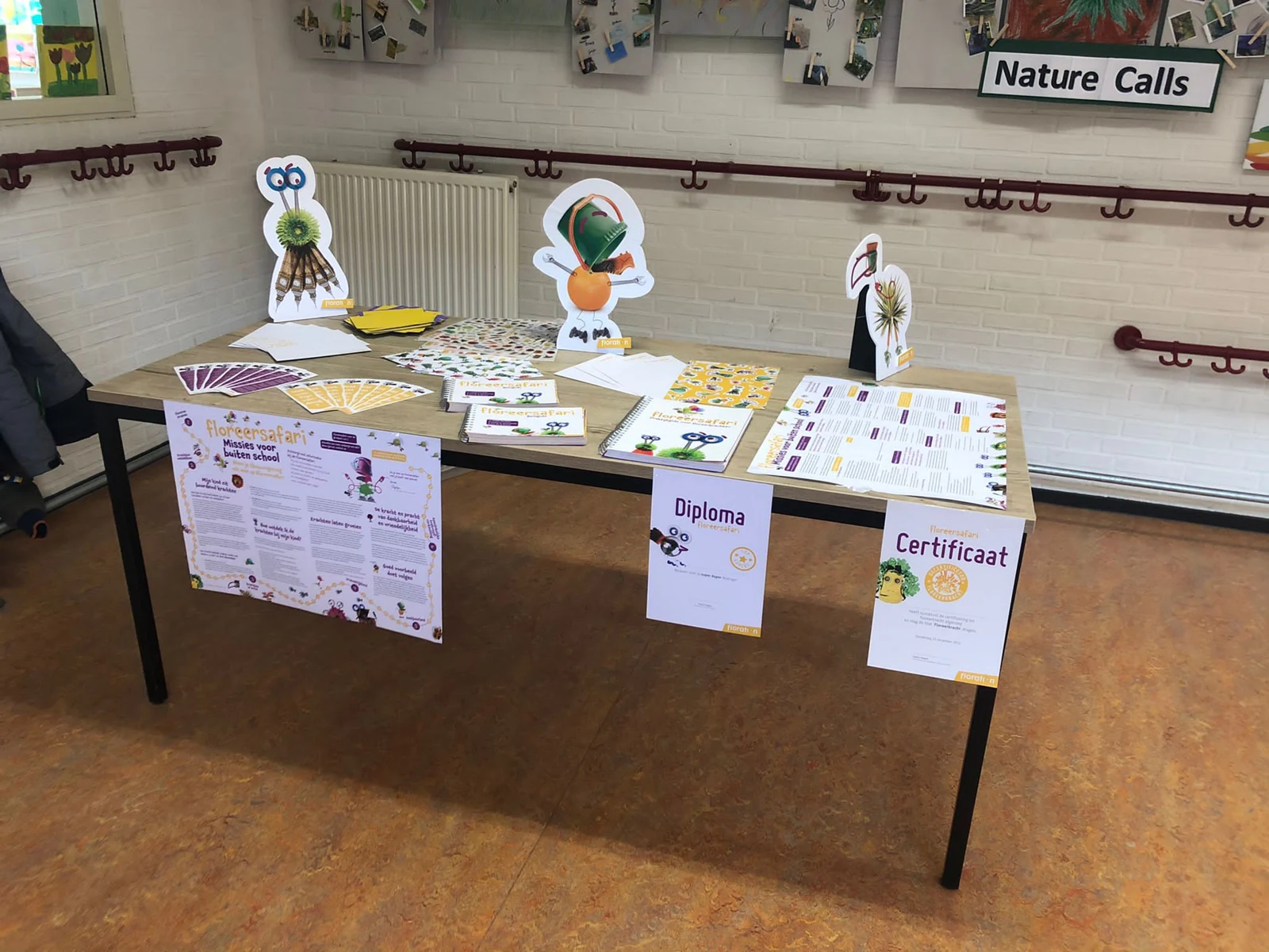 Praktijkmateriaal van de Floreersafari op een presentatietafel